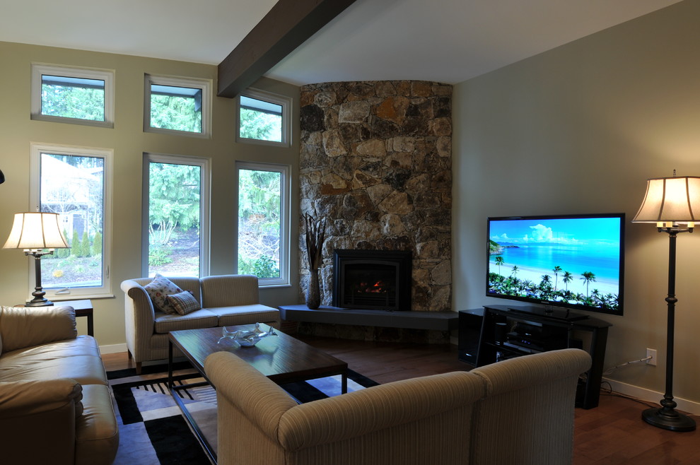 Mittelgroßes, Abgetrenntes Klassisches Wohnzimmer mit braunem Holzboden, Eckkamin und freistehendem TV in Vancouver