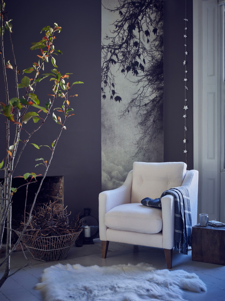 На фото: маленькая изолированная гостиная комната в современном стиле с серыми стенами, деревянным полом и белым полом для на участке и в саду с