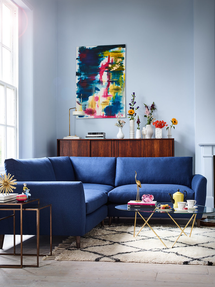 Idee per un piccolo soggiorno minimal chiuso con pareti blu, pavimento in legno verniciato e pavimento bianco