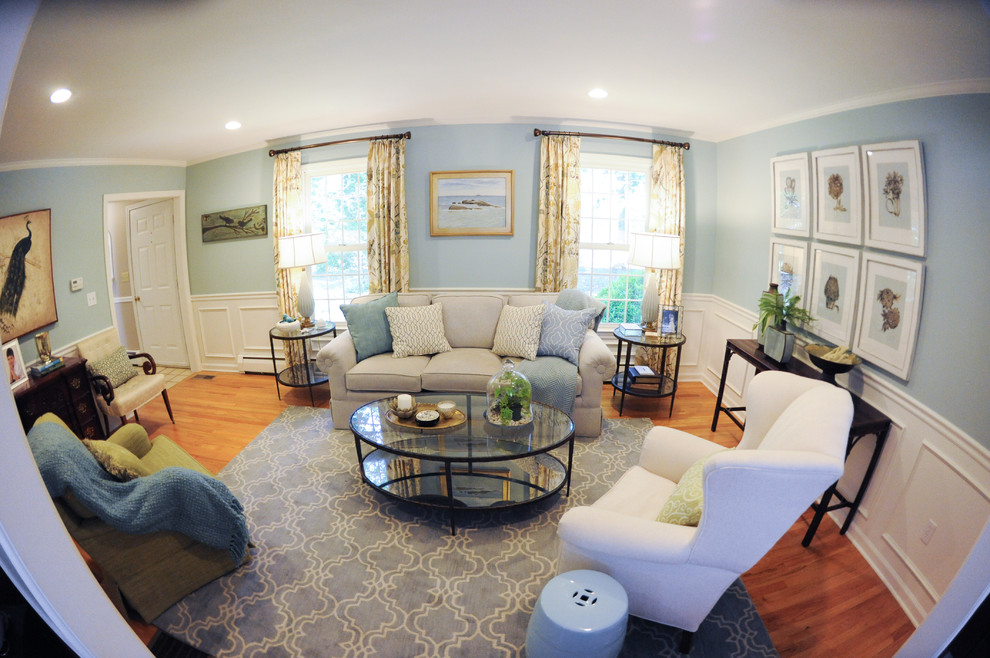 Idéer för mellanstora vintage separata vardagsrum, med ett finrum, blå väggar och mellanmörkt trägolv
