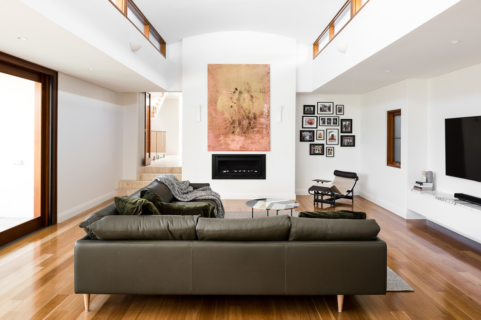 Идея дизайна: парадная, изолированная гостиная комната в современном стиле с белыми стенами, темным паркетным полом, горизонтальным камином, фасадом камина из металла, телевизором на стене и коричневым полом