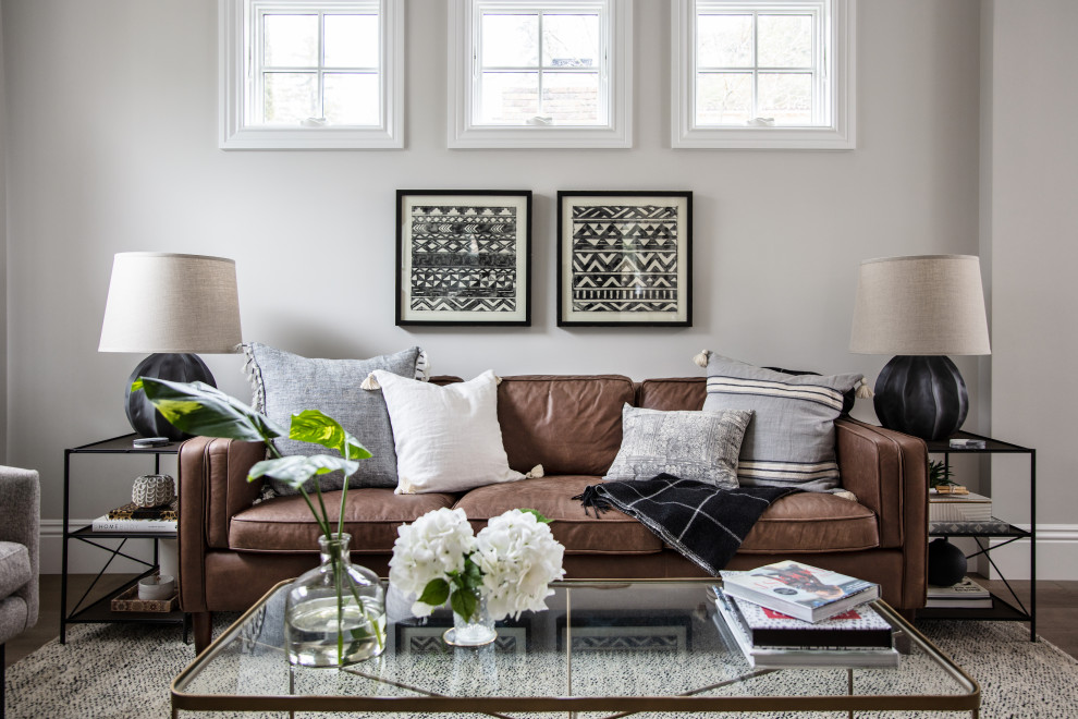 Foto di un soggiorno classico di medie dimensioni con pareti grigie, pavimento in legno massello medio e pavimento marrone