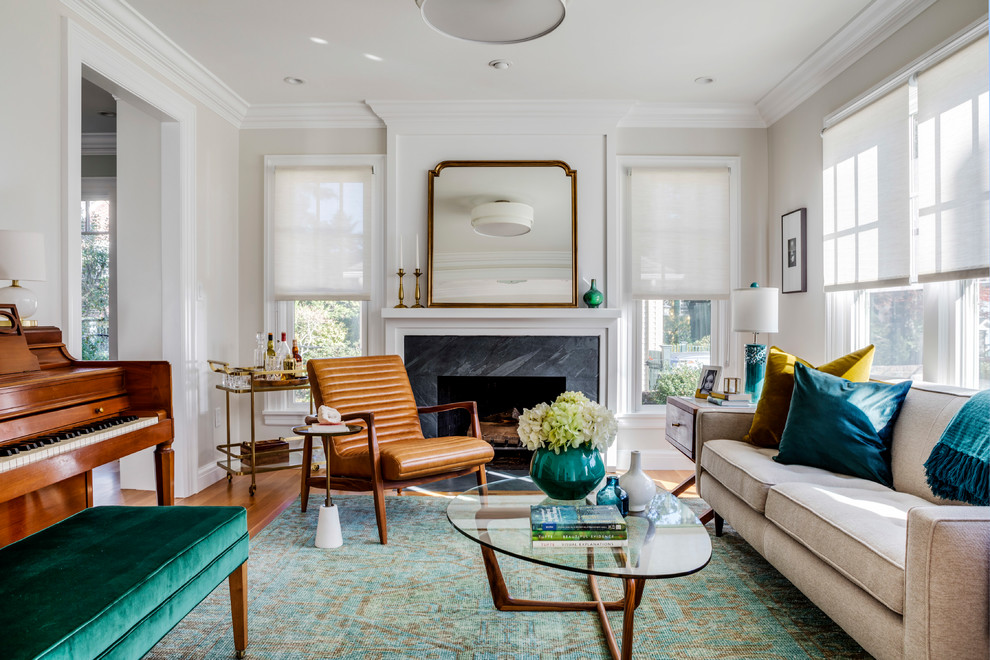 Klassisches Wohnzimmer mit beiger Wandfarbe, braunem Holzboden, Kamin, Kaminumrandung aus Stein und braunem Boden in Boston