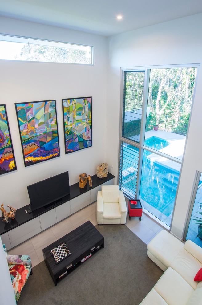 Mittelgroßes, Offenes Maritimes Wohnzimmer mit freistehendem TV in Sunshine Coast