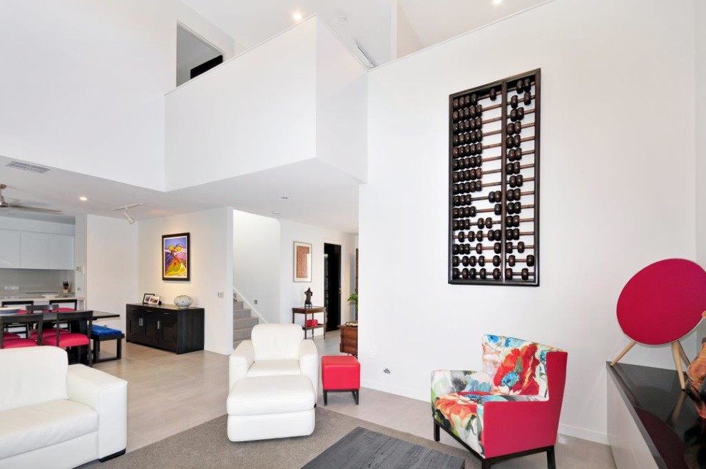 Repräsentatives Maritimes Wohnzimmer mit weißer Wandfarbe und Porzellan-Bodenfliesen in Sunshine Coast