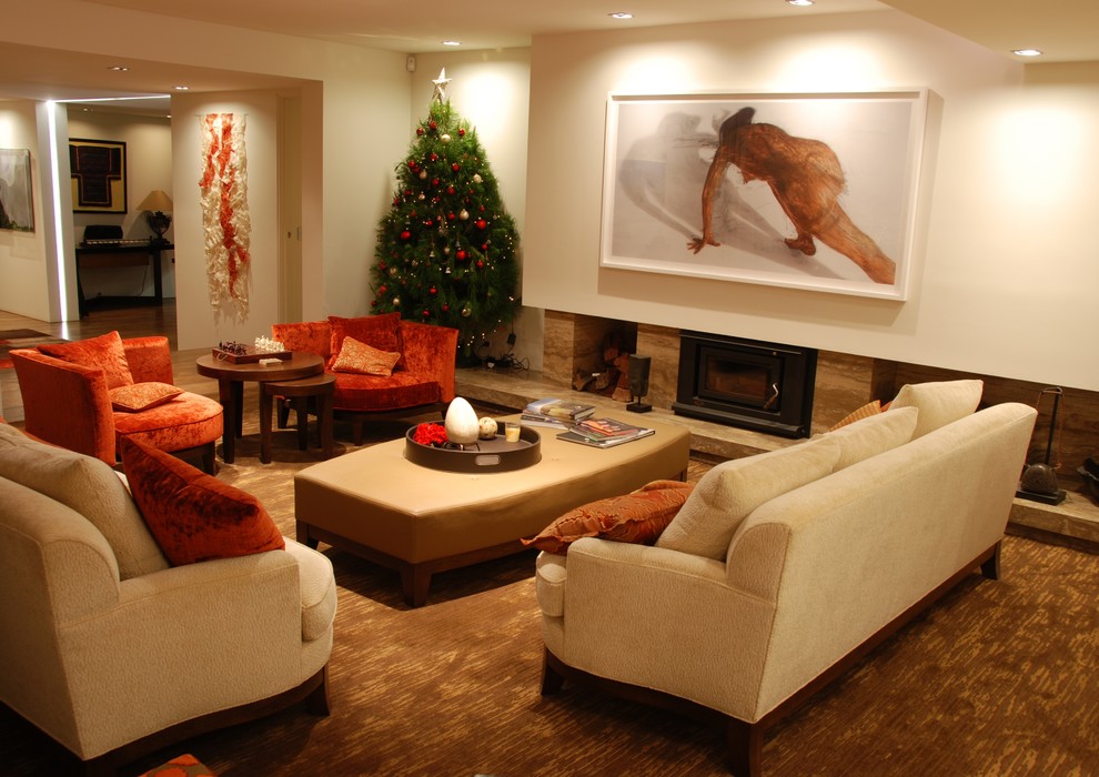Immagine di un soggiorno design aperto con sala formale, pareti bianche, moquette, camino classico, cornice del camino in pietra e nessuna TV