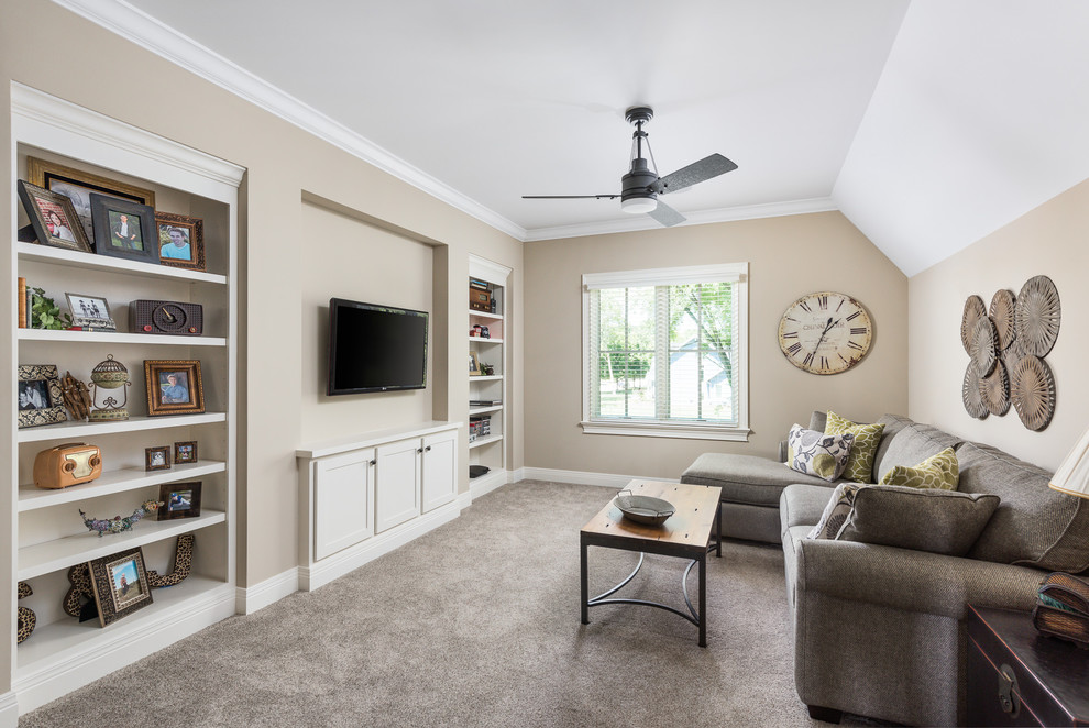 Immagine di un grande soggiorno classico stile loft con pareti beige, moquette, TV a parete e pavimento beige