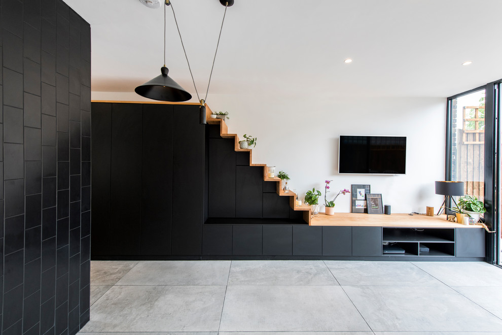 Kleines, Offenes Modernes Wohnzimmer mit Porzellan-Bodenfliesen in London