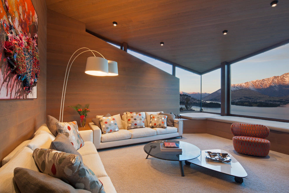 Großes Modernes Wohnzimmer mit Teppichboden in Dunedin