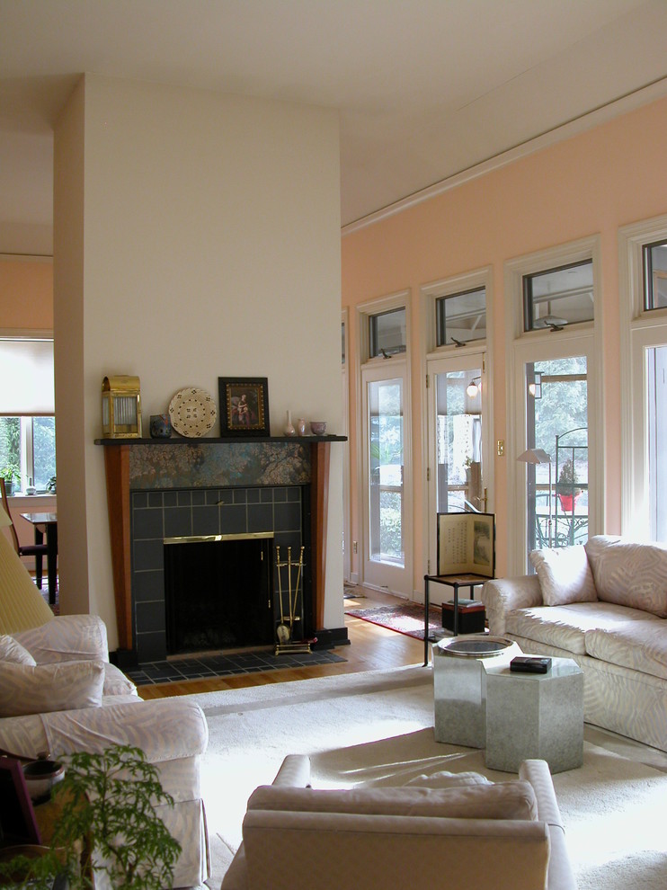 Exemple d'un salon tendance avec un mur rose et une cheminée standard.