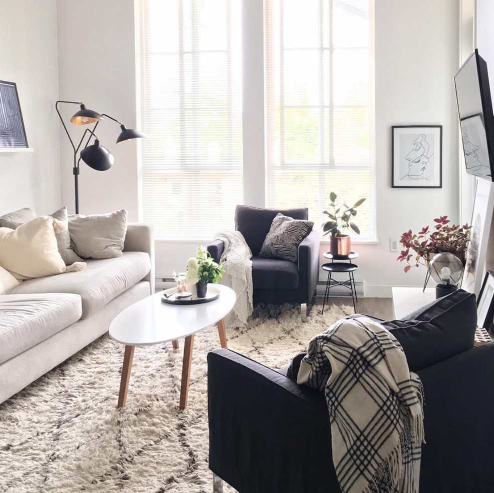 Kleines, Offenes Modernes Wohnzimmer ohne Kamin mit weißer Wandfarbe, Laminat, TV-Wand und grauem Boden in Vancouver