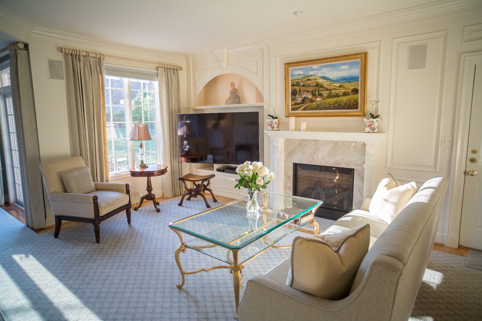 На фото: парадная, открытая гостиная комната среднего размера в викторианском стиле с белыми стенами, ковровым покрытием, стандартным камином, фасадом камина из кирпича, мультимедийным центром и синим полом