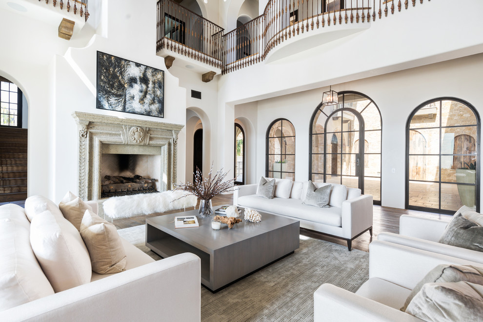 Idee per un soggiorno mediterraneo aperto con sala formale, pareti bianche e camino classico