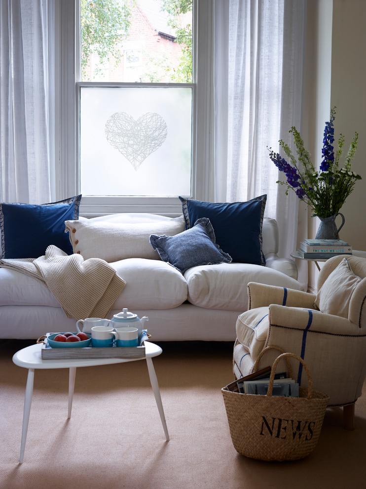 Living room - contemporary living room idea in Buckinghamshire