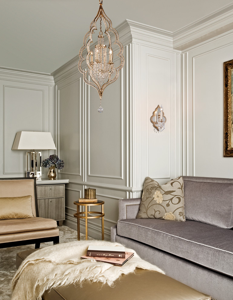 На фото: парадная гостиная комната в классическом стиле с ковровым покрытием и белыми стенами