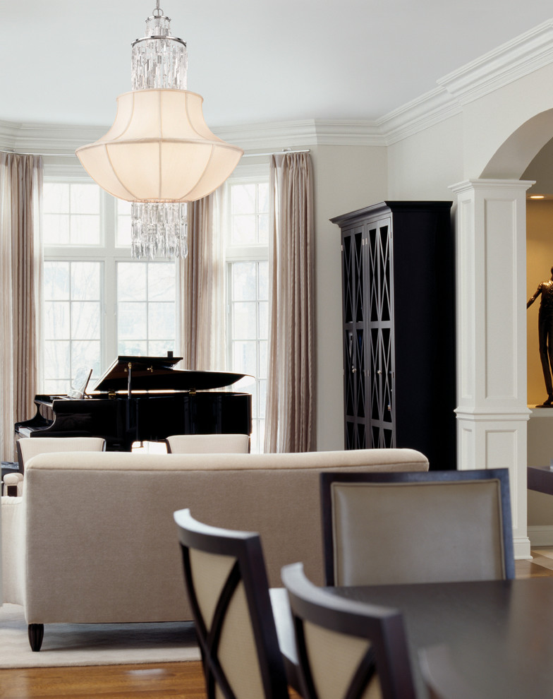 Imagen de salón con rincón musical clásico con paredes blancas y suelo de madera en tonos medios