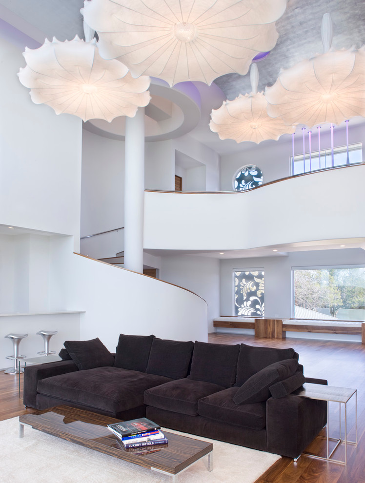 Idee per un soggiorno design con pareti bianche e pavimento in legno massello medio