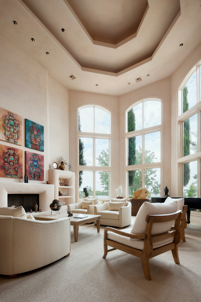 Foto på ett medelhavsstil vardagsrum, med beige väggar, heltäckningsmatta och en standard öppen spis