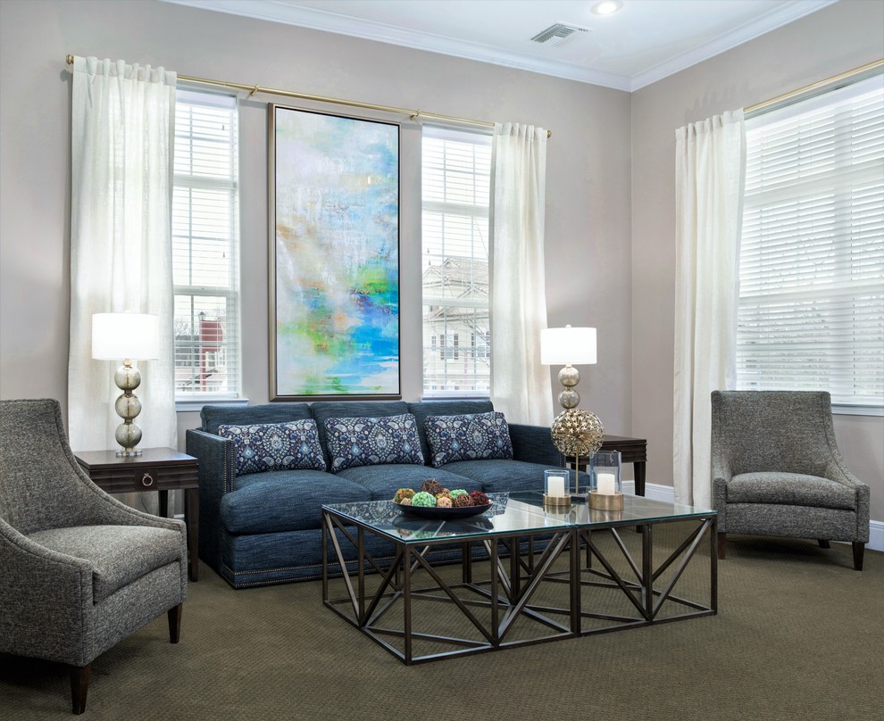 Großes, Offenes Klassisches Wohnzimmer mit beiger Wandfarbe, Teppichboden, Tunnelkamin, Kaminumrandung aus Stein und grünem Boden in Kansas City