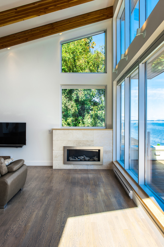 Mittelgroßes, Offenes Modernes Wohnzimmer mit weißer Wandfarbe, hellem Holzboden, Kamin, gefliester Kaminumrandung und TV-Wand in Vancouver