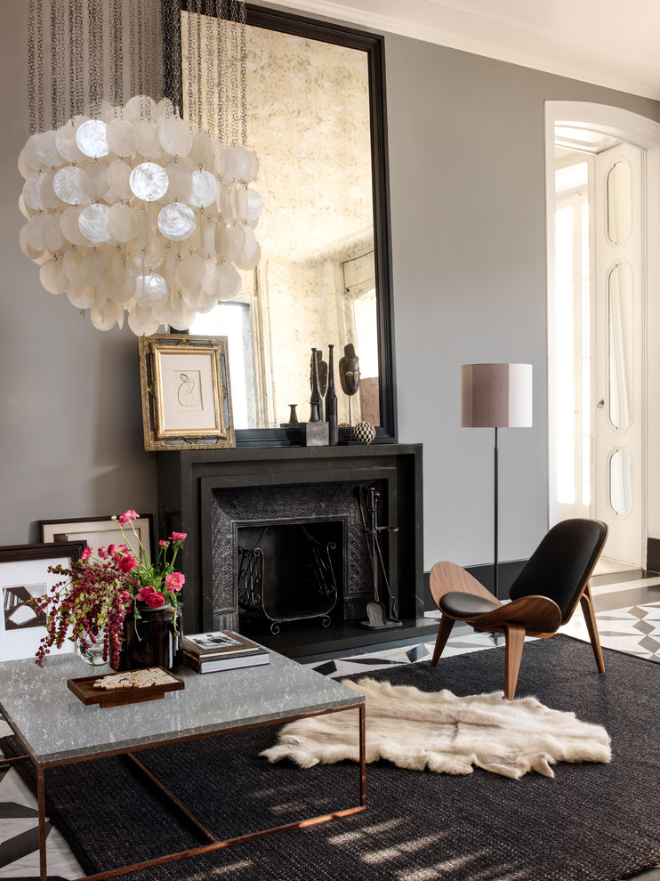 Cette image montre un salon minimaliste avec un manteau de cheminée en pierre.