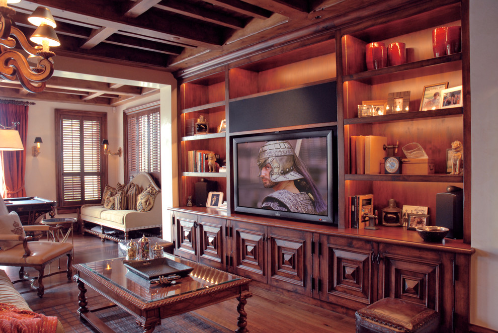 Diseño de salón clásico con suelo de madera en tonos medios y pared multimedia