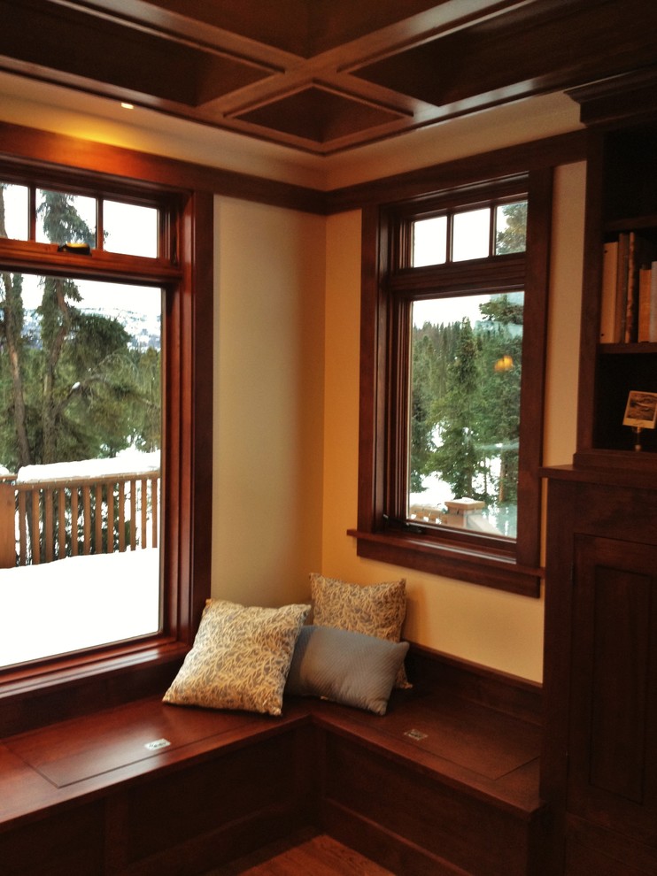 Diseño de salón abierto de estilo americano grande con paredes beige y suelo de madera en tonos medios