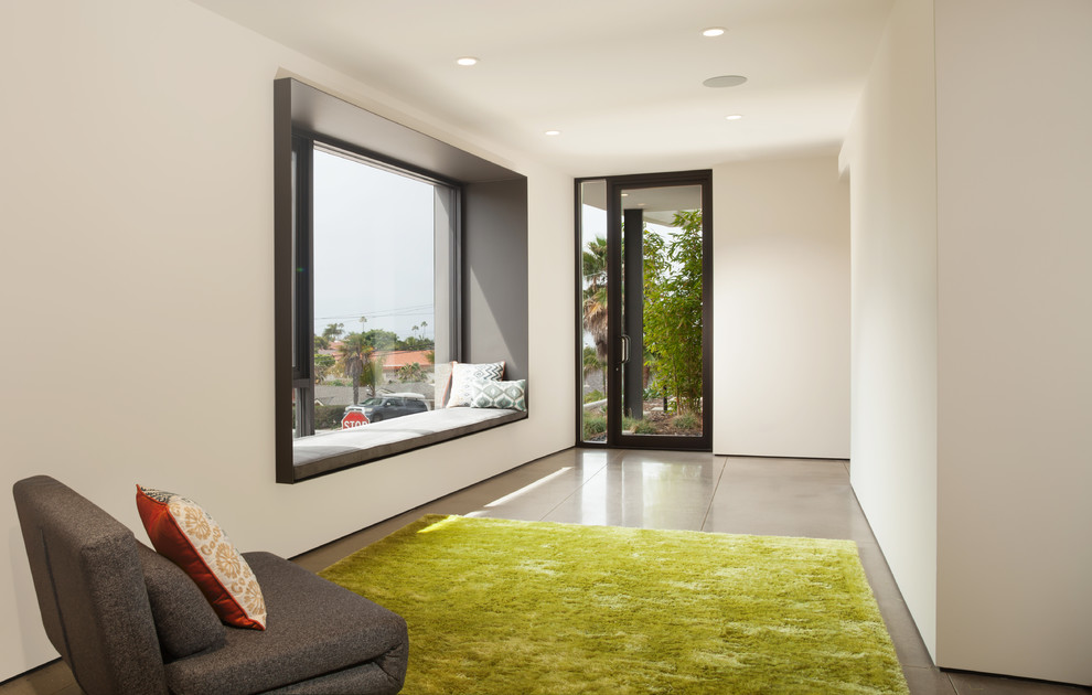Ejemplo de salón para visitas abierto moderno de tamaño medio sin chimenea y televisor con paredes blancas, suelo de linóleo y suelo gris