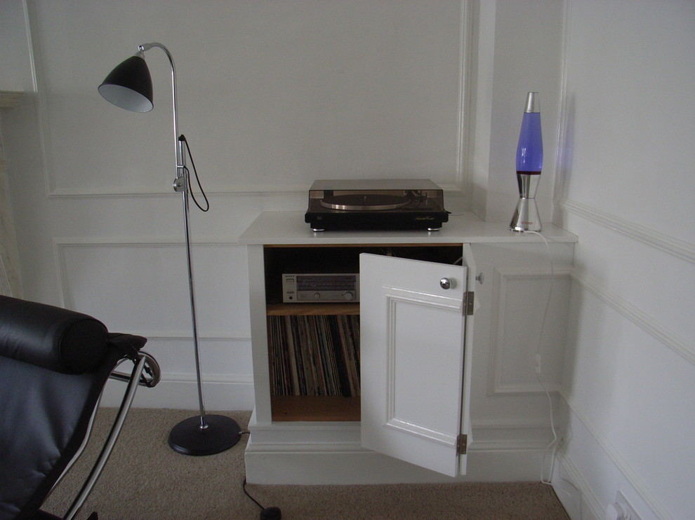 На фото: изолированная гостиная комната среднего размера в современном стиле с белыми стенами и ковровым покрытием с