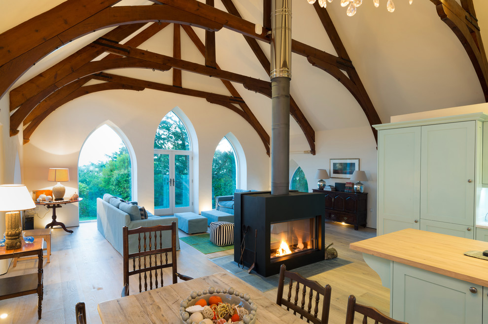 Fernseherloses Klassisches Wohnzimmer mit weißer Wandfarbe, hellem Holzboden und Tunnelkamin in Cornwall