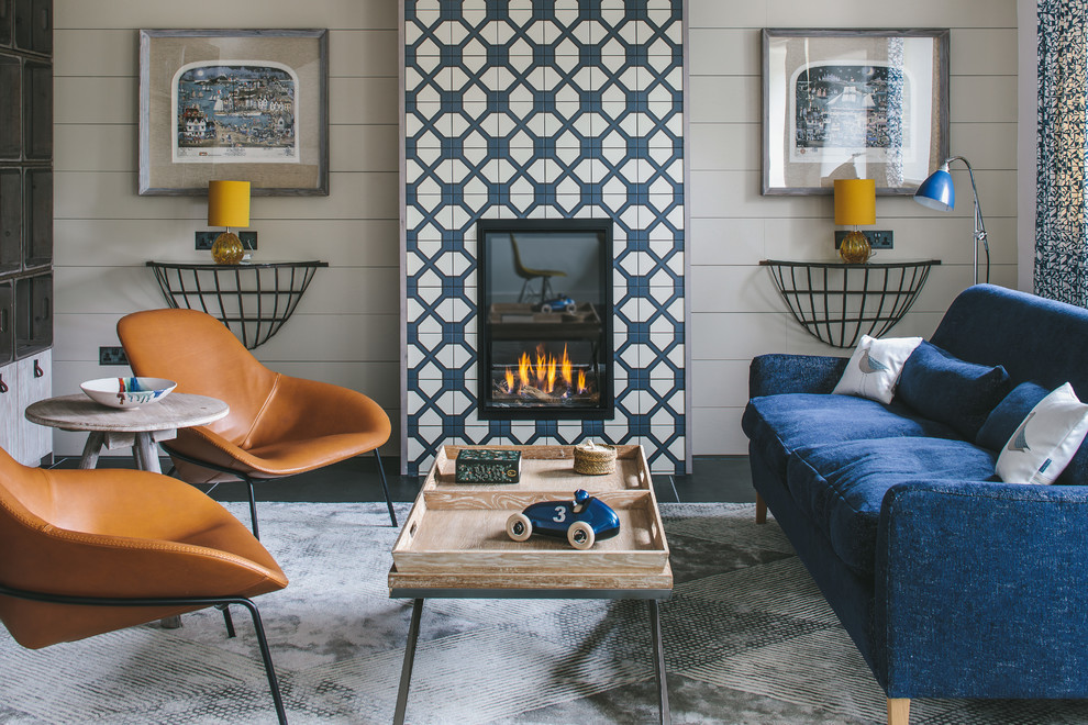 Diseño de salón para visitas vintage pequeño sin televisor con paredes grises, marco de chimenea de baldosas y/o azulejos y alfombra