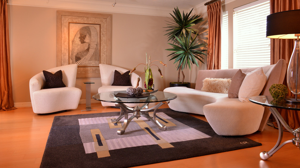 Foto de salón para visitas abierto moderno grande con paredes beige, suelo de madera clara y televisor colgado en la pared