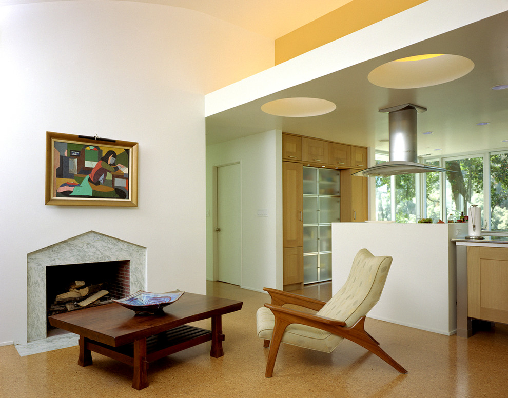 Idées déco pour un salon contemporain avec un sol en bois brun et un mur blanc.