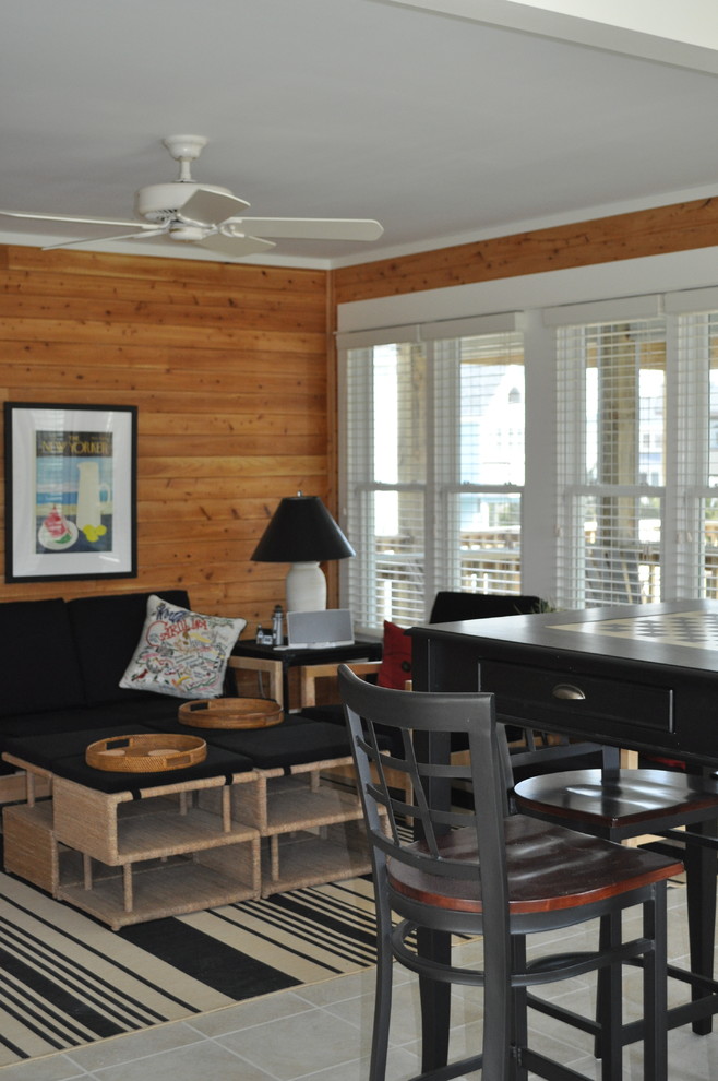 Пример оригинального дизайна: открытая гостиная комната среднего размера в морском стиле с белыми стенами, полом из керамической плитки и мультимедийным центром