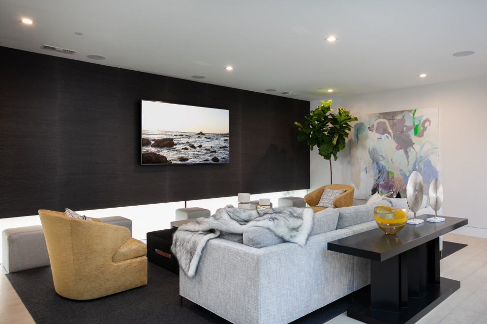 Idee per un grande soggiorno contemporaneo con pareti bianche, parquet chiaro, TV a parete e pavimento beige