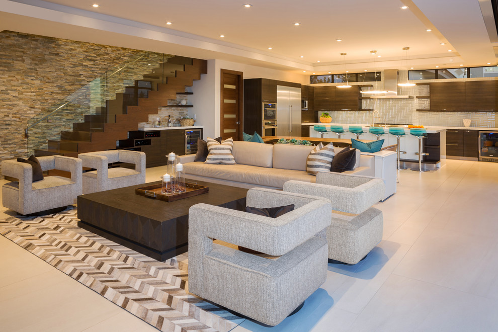 Стильный дизайн: открытая, парадная гостиная комната среднего размера в современном стиле с белыми стенами, белым полом, бетонным полом и ковром на полу - последний тренд