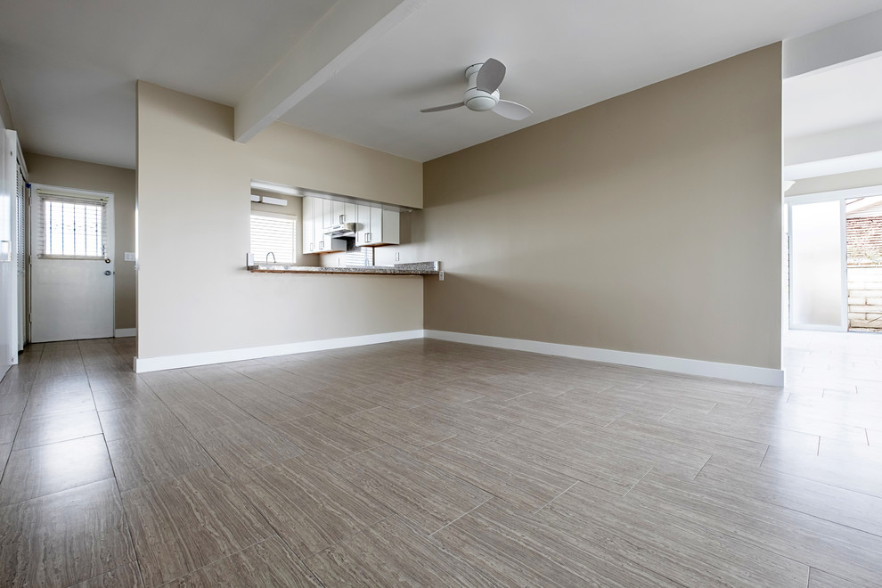 Foto di un piccolo soggiorno chic aperto con pareti beige, pavimento con piastrelle in ceramica e pavimento beige
