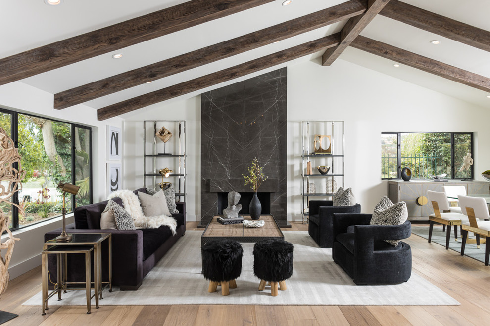 Offenes Klassisches Wohnzimmer mit weißer Wandfarbe, braunem Holzboden, Kamin und braunem Boden in Los Angeles
