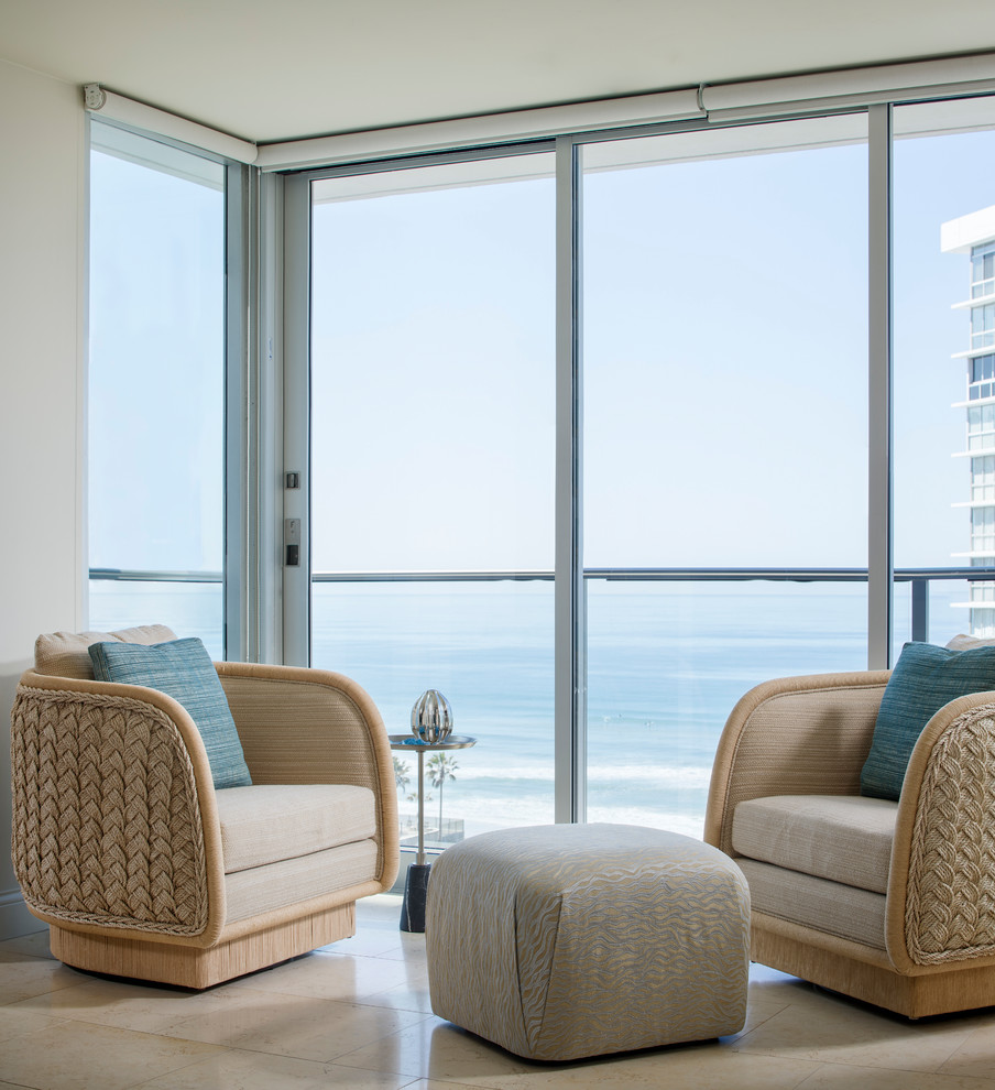 Foto di un soggiorno costiero con pareti beige e pavimento beige