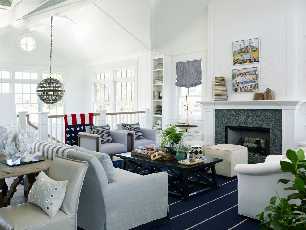 Großes, Offenes Maritimes Wohnzimmer mit weißer Wandfarbe, hellem Holzboden, Kamin und Kaminumrandung aus Stein in San Diego