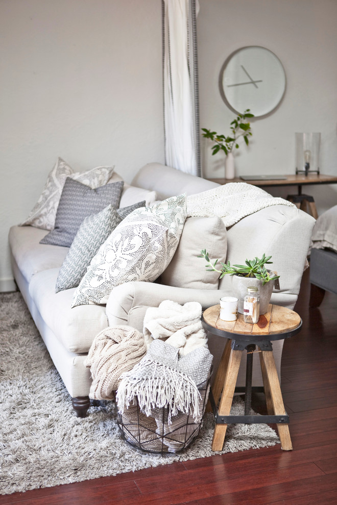 Foto di un piccolo soggiorno stile marinaro aperto con pareti bianche e parquet scuro