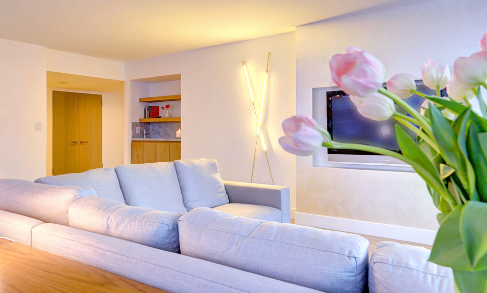 Idee per un soggiorno moderno di medie dimensioni e aperto con angolo bar, pareti bianche, pavimento in legno massello medio e parete attrezzata