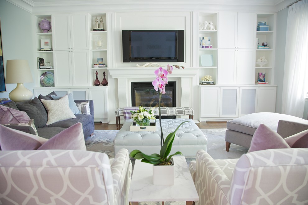 Свежая идея для дизайна: гостиная комната:: освещение в современном стиле с стандартным камином и телевизором на стене - отличное фото интерьера