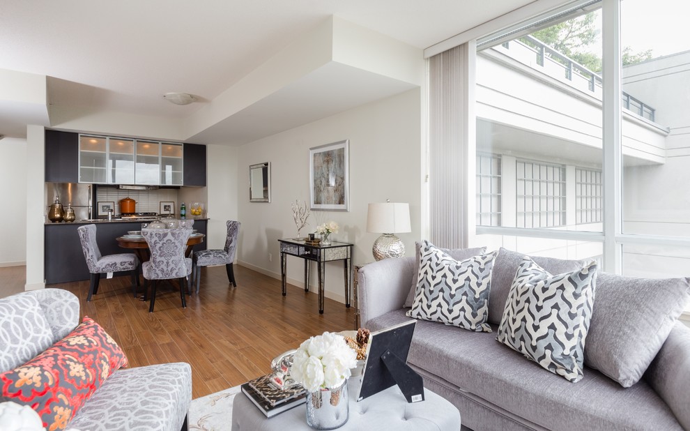 Offenes Klassisches Wohnzimmer ohne Kamin mit weißer Wandfarbe und braunem Holzboden in Vancouver
