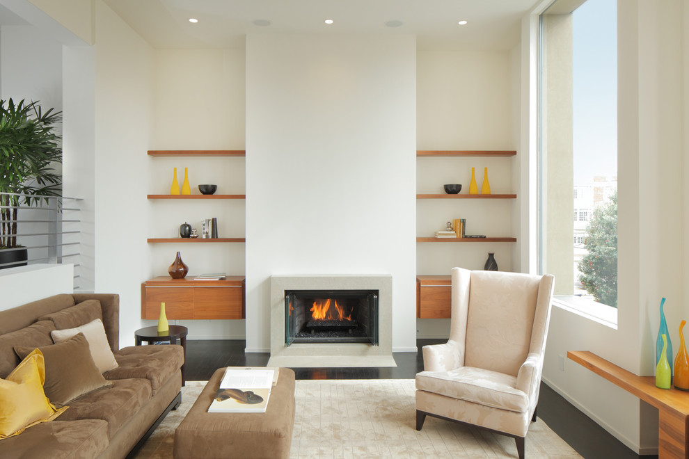 На фото: гостиная комната среднего размера в стиле модернизм с белыми стенами, стандартным камином и ковром на полу с
