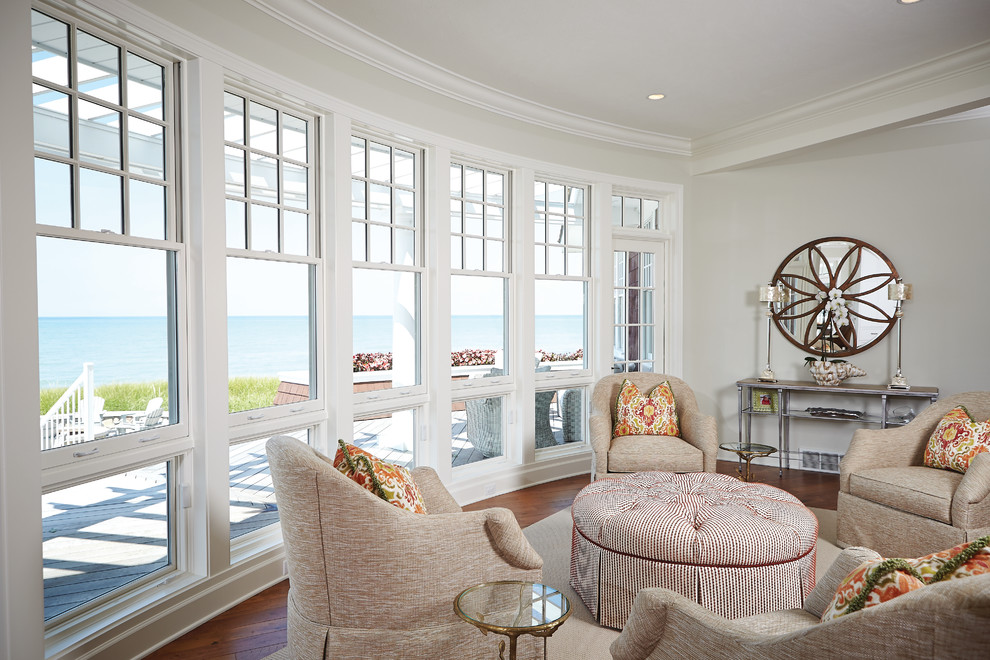 Foto di un soggiorno stile marinaro con sala formale, pareti grigie e pavimento in legno massello medio