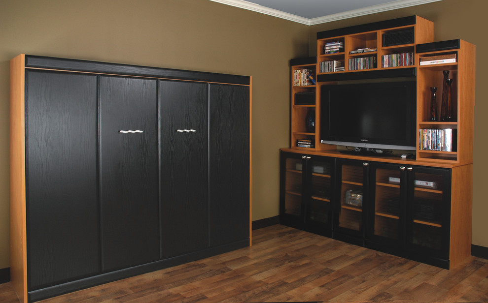 Inredning av ett klassiskt mellanstort separat vardagsrum, med bruna väggar, mellanmörkt trägolv och en fristående TV