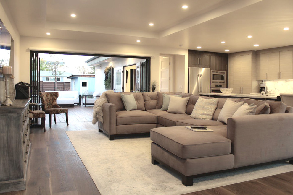 Foto di un piccolo soggiorno stile americano aperto con sala formale, pareti bianche, parquet chiaro, nessun camino e TV a parete