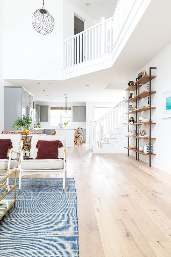 Mittelgroßes, Repräsentatives, Offenes Klassisches Wohnzimmer mit weißer Wandfarbe und hellem Holzboden in Orange County