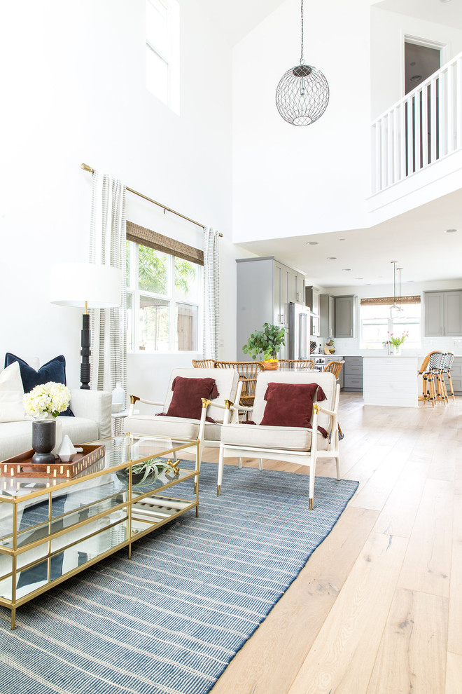 Mittelgroßes, Repräsentatives, Offenes Klassisches Wohnzimmer mit weißer Wandfarbe und hellem Holzboden in Orange County